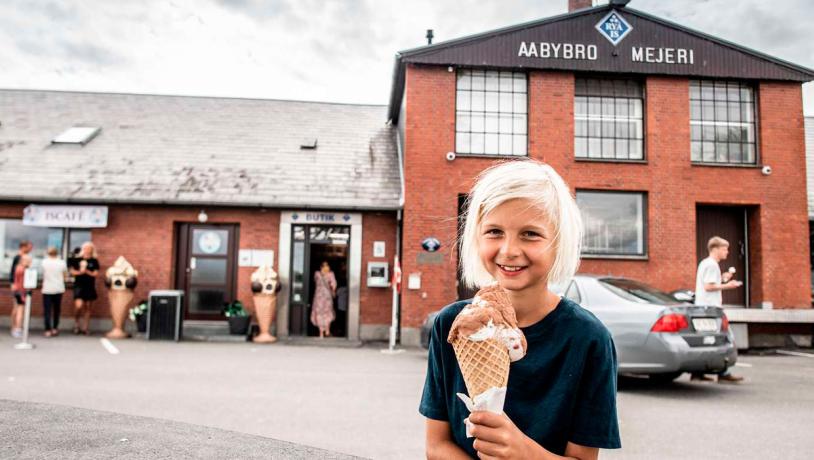 Ryå Mejeri dreng spiser is