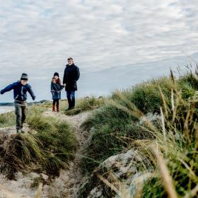 Far og børn i klitterne i Løkken